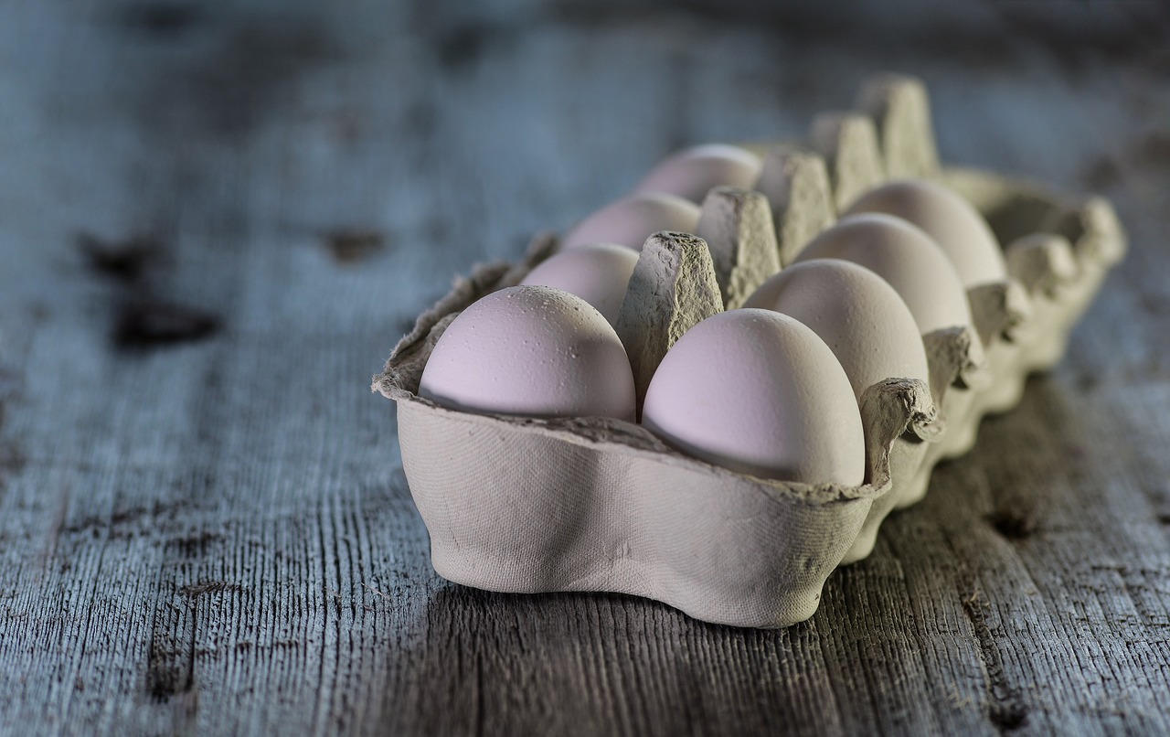 ¿Cuánto huevos tiene una bandeja?